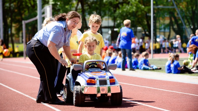 Ponad 100 przedszkolaków ze Szczecina, Choszczna, Koszalina i Gorzowa Wielkopolskiego przywitało lato w sportowym stylu. Fot. Konrad Nowak [Radio Szczecin] Przedszkolaki na sportowo witają lato [ZDJĘCIA]