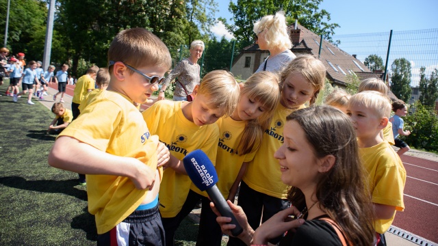 Ponad 100 przedszkolaków ze Szczecina, Choszczna, Koszalina i Gorzowa Wielkopolskiego przywitało lato w sportowym stylu. Fot. Konrad Nowak [Radio Szczecin] Przedszkolaki na sportowo witają lato [ZDJĘCIA]