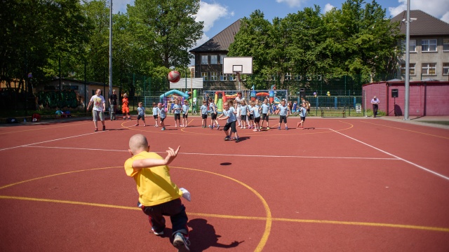 Ponad 100 przedszkolaków ze Szczecina, Choszczna, Koszalina i Gorzowa Wielkopolskiego przywitało lato w sportowym stylu. Fot. Konrad Nowak [Radio Szczecin] Przedszkolaki na sportowo witają lato [ZDJĘCIA]