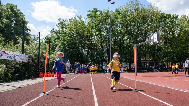 Ponad 100 przedszkolaków ze Szczecina, Choszczna, Koszalina i Gorzowa Wielkopolskiego przywitało lato w sportowym stylu. Fot. Konrad Nowak [Radio Szczecin] Przedszkolaki na sportowo witają lato [ZDJĘCIA]