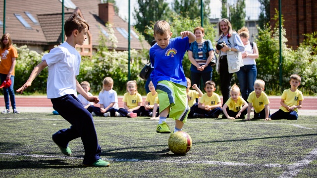 Ponad 100 przedszkolaków ze Szczecina, Choszczna, Koszalina i Gorzowa Wielkopolskiego przywitało lato w sportowym stylu. Fot. Konrad Nowak [Radio Szczecin] Przedszkolaki na sportowo witają lato [ZDJĘCIA]