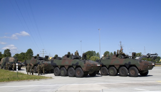 Ćwiczenia załadunku i desantu zaliczyli w środę żołnierze 12 Brygady Zmechanizowanej, 8 Pułku Przeciwlotniczego i marynarze 8 Flotylli Obrony Wybrzeża w Świnoujściu. Fot. 8 Flotylla Obrony Wybrzeża Transportery i armatohaubice na okrętach [ZDJĘCIA]