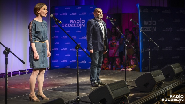 Aktorzy Wiesław i Marta Łągiewka, czyli ojciec i córka. Fot. Jarosław Gaszyński [Radio Szczecin] Maluchy zaśpiewały dla ojców w Radiu Szczecin [ZDJĘCIA]