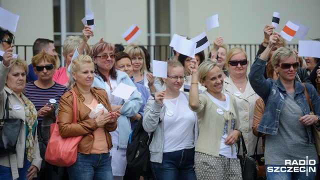 Prostest pielęgniarek pod szpitalem przy ulicy Unii Lubelskiej w Szczecinie. Fot. Konrad Nowak [Radio Szczecin] Pielęgniarki chcą zwiększenia pensji i zatrudnienia [ZDJĘCIA, WIDEO]