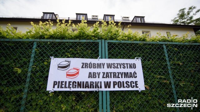 Prostest pielęgniarek pod szpitalem przy ulicy Unii Lubelskiej w Szczecinie. Fot. Konrad Nowak [Radio Szczecin] Pielęgniarki chcą zwiększenia pensji i zatrudnienia [ZDJĘCIA, WIDEO]