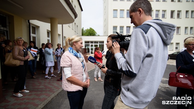 Prostest pielęgniarek pod szpitalem przy ulicy Unii Lubelskiej w Szczecinie. Fot. Konrad Nowak [Radio Szczecin] Pielęgniarki chcą zwiększenia pensji i zatrudnienia [ZDJĘCIA, WIDEO]