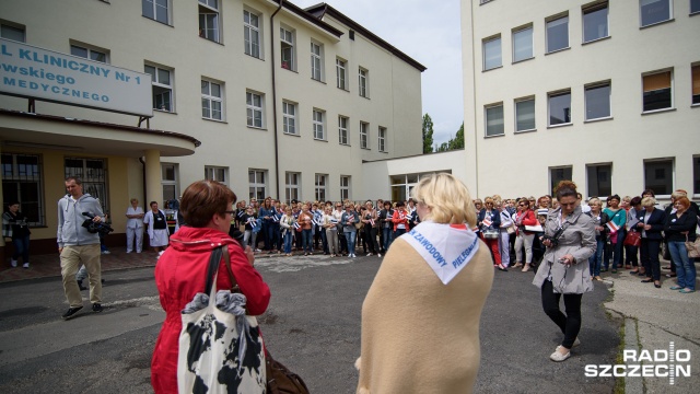 Prostest pielęgniarek pod szpitalem przy ulicy Unii Lubelskiej w Szczecinie. Fot. Konrad Nowak [Radio Szczecin] Pielęgniarki chcą zwiększenia pensji i zatrudnienia [ZDJĘCIA, WIDEO]