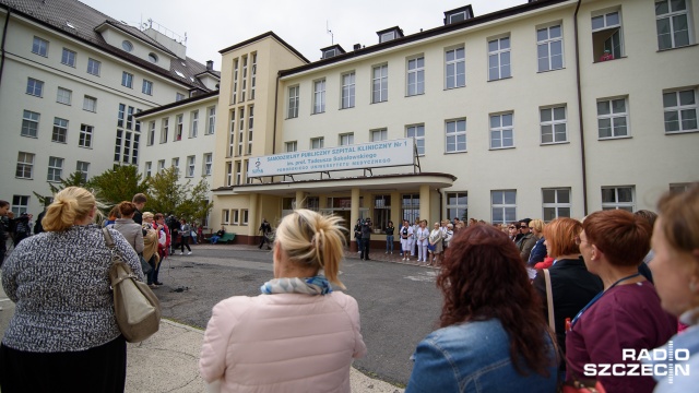 Prostest pielęgniarek pod szpitalem przy ulicy Unii Lubelskiej w Szczecinie. Fot. Konrad Nowak [Radio Szczecin] Pielęgniarki chcą zwiększenia pensji i zatrudnienia [ZDJĘCIA, WIDEO]