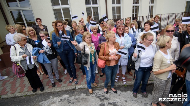 Prostest pielęgniarek pod szpitalem przy ulicy Unii Lubelskiej w Szczecinie. Fot. Konrad Nowak [Radio Szczecin] Pielęgniarki chcą zwiększenia pensji i zatrudnienia [ZDJĘCIA, WIDEO]