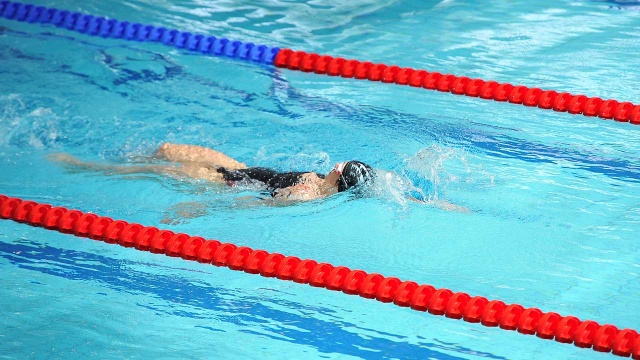 Mistrzostwa polski w pływaniu Masters na Floating Arenie. Fot. Łukasz Szełemej [Radio Szczecin] Zakończyli sportowe kariery, ale dalej chcą się ścigać [ZDJĘCIA, WIDEO]