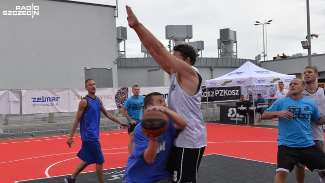 Na dachu galerii Kaskada w Szczecinie trwa finał Gryf Basket Cup. Fot. Piotr Rakowski [Radio Szczecin] W kosza na dachu. Grają trzech na trzech [ZDJĘCIA, WIDEO]