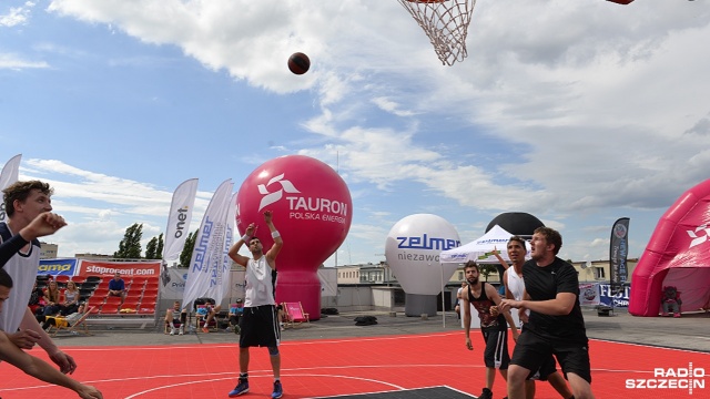 Na dachu galerii Kaskada w Szczecinie trwa finał Gryf Basket Cup. Fot. Piotr Rakowski [Radio Szczecin] W kosza na dachu. Grają trzech na trzech [ZDJĘCIA, WIDEO]