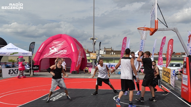 Na dachu galerii Kaskada w Szczecinie trwa finał Gryf Basket Cup. Fot. Piotr Rakowski [Radio Szczecin] W kosza na dachu. Grają trzech na trzech [ZDJĘCIA, WIDEO]