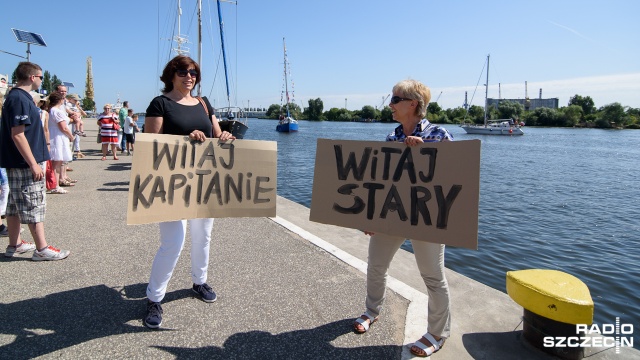 Powitanie załogi jachtu "Stary". Fot. Konrad Nowak [Radio Szczecin] Koniec wyprawy. "Stary" wrócił do domu [ZDJĘCIA]