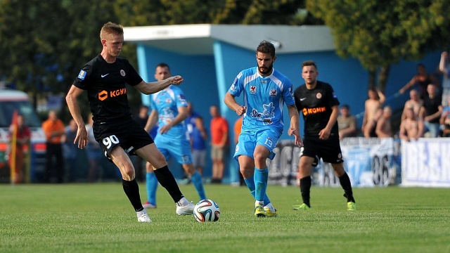 Piłkarze Błękitnych Stargard Szczeciński przegrali z Zagłębiem Lubin 2:4 w w 1/16 finału Pucharu Polski. Fot. Łukasz Szełemej [Radio Szczecin] Koniec pucharowej przygody Błękitnych. Festiwal bramek w Stargardzie [ZDJĘCIA]