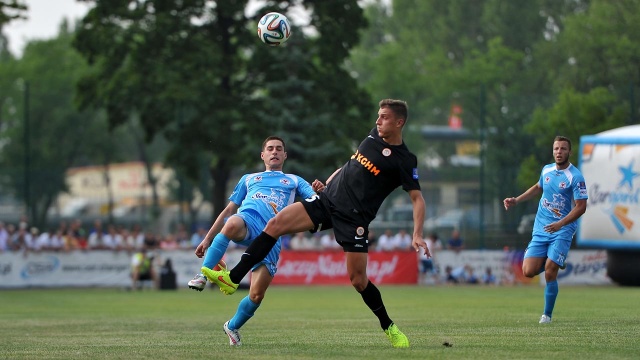 Piłkarze Błękitnych Stargard Szczeciński przegrali z Zagłębiem Lubin 2:4 w w 1/16 finału Pucharu Polski. Fot. Łukasz Szełemej [Radio Szczecin] Koniec pucharowej przygody Błękitnych. Festiwal bramek w Stargardzie [ZDJĘCIA]