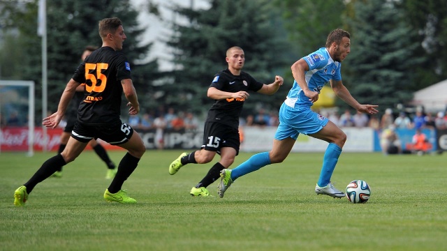 Piłkarze Błękitnych Stargard Szczeciński przegrali z Zagłębiem Lubin 2:4 w w 1/16 finału Pucharu Polski. Fot. Łukasz Szełemej [Radio Szczecin] Koniec pucharowej przygody Błękitnych. Festiwal bramek w Stargardzie [ZDJĘCIA]