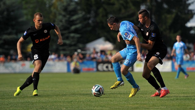 Piłkarze Błękitnych Stargard Szczeciński przegrali z Zagłębiem Lubin 2:4 w w 1/16 finału Pucharu Polski. Fot. Łukasz Szełemej [Radio Szczecin] Koniec pucharowej przygody Błękitnych. Festiwal bramek w Stargardzie [ZDJĘCIA]