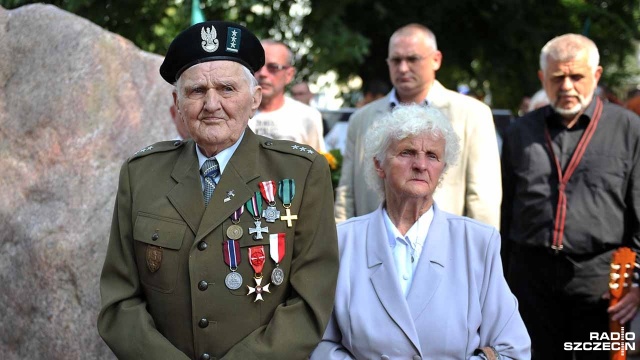 Wmurowaną w kamień tablice poświęconą Żołnierzom Wyklętym odsłonięto w sobotę przy kościele pod wezwaniem Najświętszej Marii Panny. Zrobili to żołnierze Armii Krajowej. Fot. Łukasz Szełemej [Radio Szczecin] Skazani na zapomnienie mają swój pomnik w Nowogardzie [WIDEO, ZDJĘCIA]