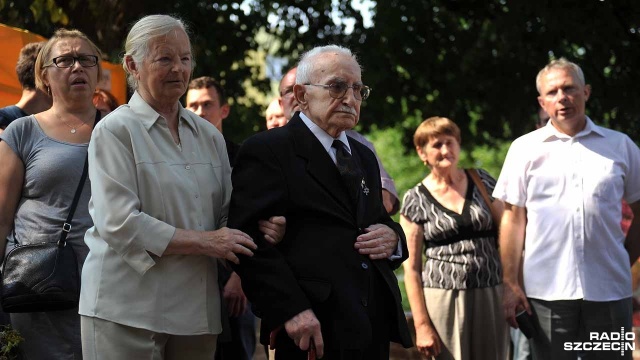 Wmurowaną w kamień tablice poświęconą Żołnierzom Wyklętym odsłonięto w sobotę przy kościele pod wezwaniem Najświętszej Marii Panny. Zrobili to żołnierze Armii Krajowej. Fot. Łukasz Szełemej [Radio Szczecin] Skazani na zapomnienie mają swój pomnik w Nowogardzie [WIDEO, ZDJĘCIA]