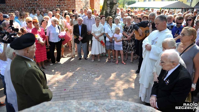 Wmurowaną w kamień tablice poświęconą Żołnierzom Wyklętym odsłonięto w sobotę przy kościele pod wezwaniem Najświętszej Marii Panny. Zrobili to żołnierze Armii Krajowej. Fot. Łukasz Szełemej [Radio Szczecin] Skazani na zapomnienie mają swój pomnik w Nowogardzie [WIDEO, ZDJĘCIA]