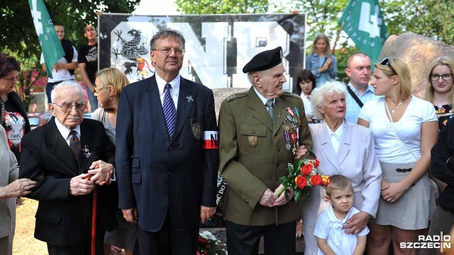 Wmurowaną w kamień tablice poświęconą Żołnierzom Wyklętym odsłonięto w sobotę przy kościele pod wezwaniem Najświętszej Marii Panny. Zrobili to żołnierze Armii Krajowej. Fot. Łukasz Szełemej [Radio Szczecin] Skazani na zapomnienie mają swój pomnik w Nowogardzie [WIDEO, ZDJĘCIA]