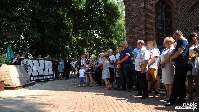 Wmurowaną w kamień tablice poświęconą Żołnierzom Wyklętym odsłonięto w sobotę przy kościele pod wezwaniem Najświętszej Marii Panny. Zrobili to żołnierze Armii Krajowej. Fot. Łukasz Szełemej [Radio Szczecin] Skazani na zapomnienie mają swój pomnik w Nowogardzie [WIDEO, ZDJĘCIA]