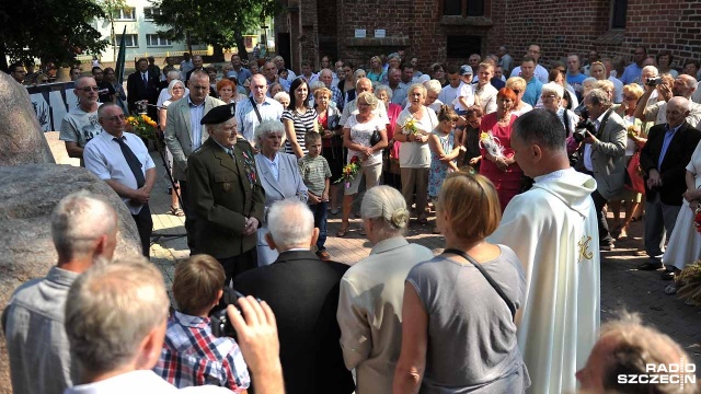 Wmurowaną w kamień tablice poświęconą Żołnierzom Wyklętym odsłonięto w sobotę przy kościele pod wezwaniem Najświętszej Marii Panny. Zrobili to żołnierze Armii Krajowej. Fot. Łukasz Szełemej [Radio Szczecin] Skazani na zapomnienie mają swój pomnik w Nowogardzie [WIDEO, ZDJĘCIA]