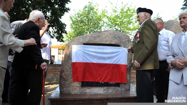 Wmurowaną w kamień tablice poświęconą Żołnierzom Wyklętym odsłonięto w sobotę przy kościele pod wezwaniem Najświętszej Marii Panny. Zrobili to żołnierze Armii Krajowej. Fot. Łukasz Szełemej [Radio Szczecin] Skazani na zapomnienie mają swój pomnik w Nowogardzie [WIDEO, ZDJĘCIA]