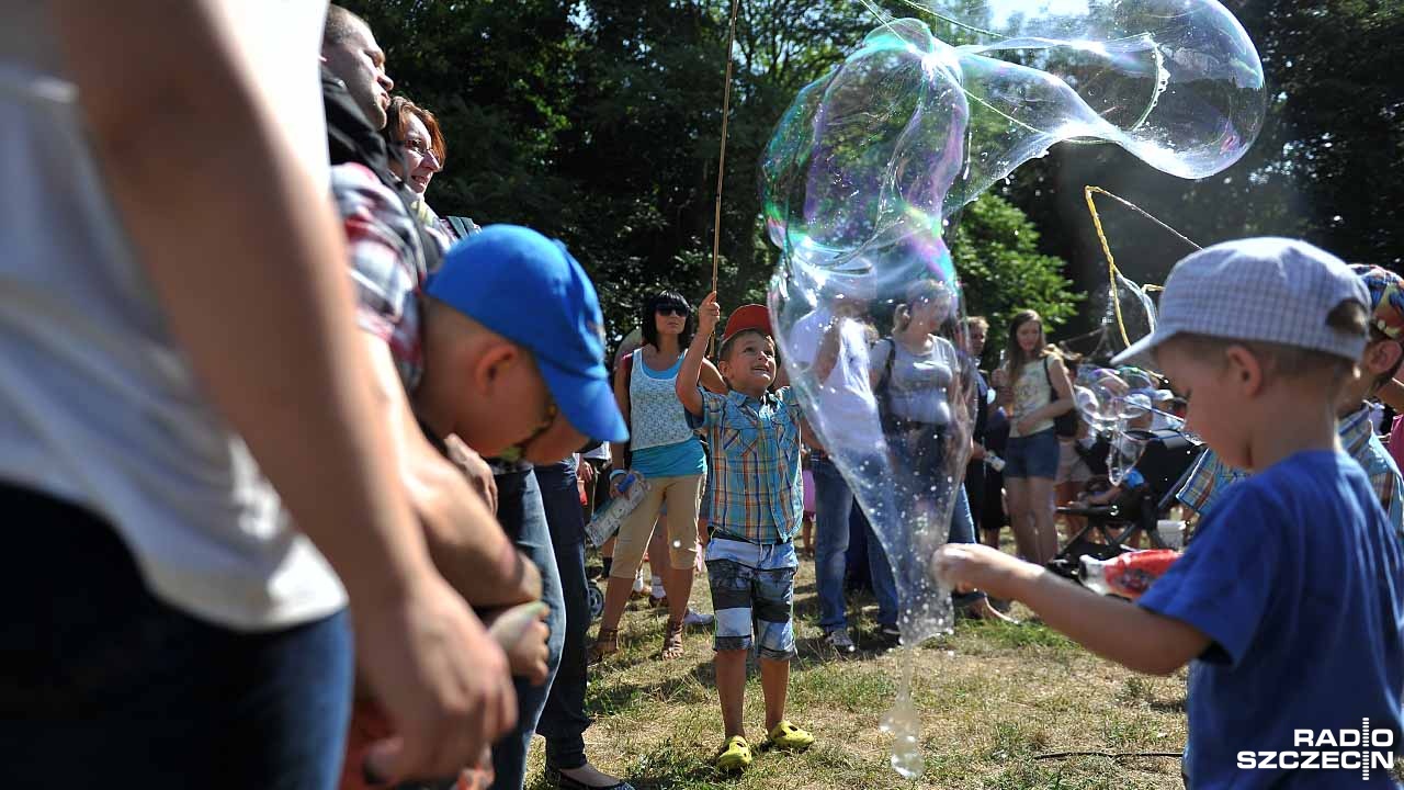 Pokazy cyrkowych sztuczek, puszczanie gigantycznych baniek mydlanych i szczudlarze to niektóre atrakcje pikniku na osiedlu Park Ostrowska w Szczecinie.