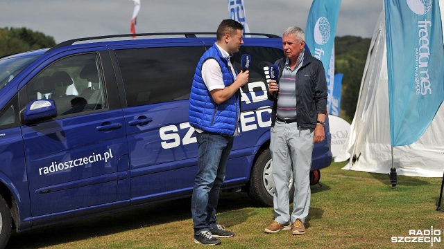 Krzysztof Materna był gościem Sebastiana Roszkowskiego. Fot. Łukasz Szełemej [Radio Szczecin] Radio Szczecin na polu golfowym [ZDJĘCIA]