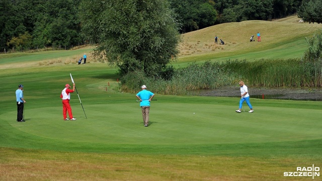 Trwa krajowy finał zmagań World Amateur Golfers Championship. Bierze w nim udział ponad 200 zawodników. Fot. Łukasz Szełemej [Radio Szczecin] Radio Szczecin na polu golfowym [ZDJĘCIA]