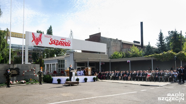 Obchody rocznicy podpisania Porozumień Sierpniowych przed bramą Stoczni Szczecińskiej. Fot. Konrad Nowak [Radio Szczecin] Duda: W Polsce jest zbyt wiele niesprawiedliwości [WIDEO, ZDJĘCIA]