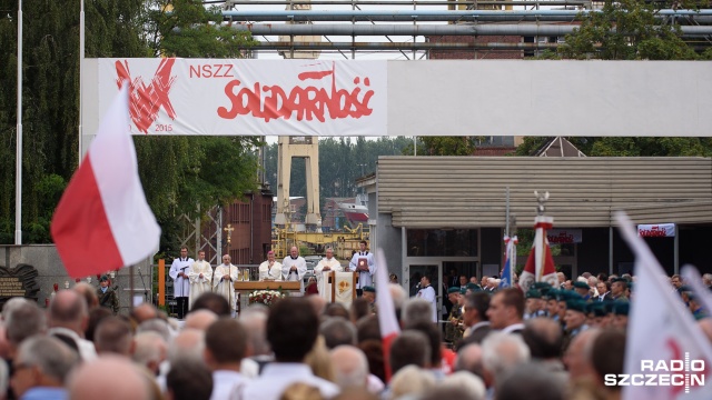 Obchody rocznicy podpisania Porozumień Sierpniowych przed bramą Stoczni Szczecińskiej. Fot. Konrad Nowak [Radio Szczecin]Fot. Konrad Nowak [Radio Szczecin] Duda: W Polsce jest zbyt wiele niesprawiedliwości [WIDEO, ZDJĘCIA]