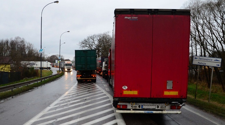 Zawiązał się drogowy sojusz przeciwko polskim przewoźnikom - alarmują właściele firm transportowych. Dziewięciu ministrów, m.in. Niemiec, Francji i Belgii podpisało porozumienie przeciwko dumpingowi socjalnemu. Dokument zobowiązuje do wprowadzenia w życie przepisów, których polscy przewoźnicy nie są w stanie zrealizować.