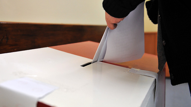 Liczenie głosów w Krajowym Biurze Wyborczym w Szczecinie na finiszu. Nie ma jeszcze tylko protokołów ze Świnoujścia i Dębna.