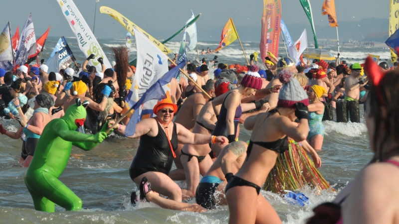 16 Międzynarodowy Zlot Morsów rozpoczyna się w piątek w Mielnie. Będą w nim uczestniczyć miłośnicy zimnych kąpieli z kraju i zza granicy. W programie są między innymi turnieje, kąpiele w baliach na świeżym powietrzu i w Bałtyku.
