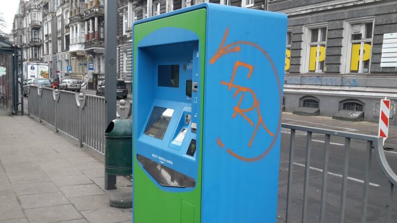 Zdewastowany ekran dotykowy i obudowa, zniszczony komputer sterujący i czytnik kart, zatkane gumami do żucia lub papierkami wloty na monety i karty płatnicze - tak wandale w Szczecinie niszczą biletomaty m.in. na przystankach komunikacji miejskiej.