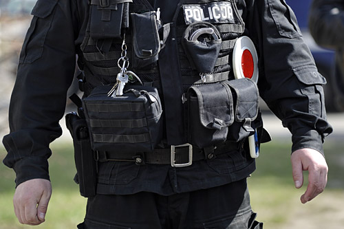Kołobrzescy policjanci zatrzymali 24 - latka, który napadł na pracownika salonu gier i groził mu nożem. Sprawca usłyszał zarzut rozboju.