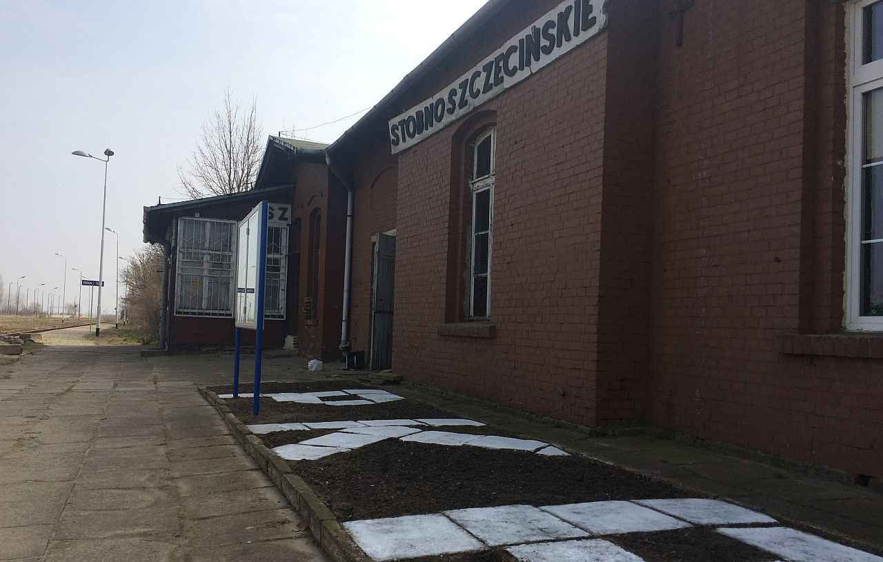 Przejazd w okolicach stacji kolejowej Stobno Szczecińskie przejdzie gruntowny remont. Spółka PKP Polskie Linie Kolejowe naprawi go najpóźniej do końca maja.