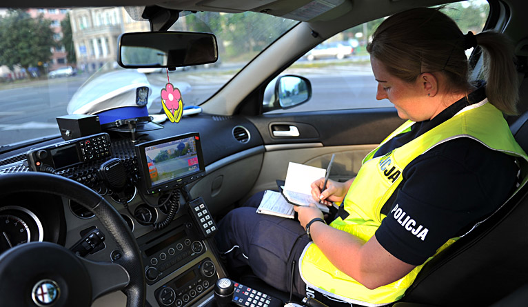 Będzie więcej punktów karnych za niezapięte pasy czy jazdę na motocyklu bez kasku. Nowy taryfikator mandatów przygotowało Ministerstwo Spraw Wewnętrznych i Administracji. Pomysł ocenili goście magazynu Radio Szczecin na Wieczór.