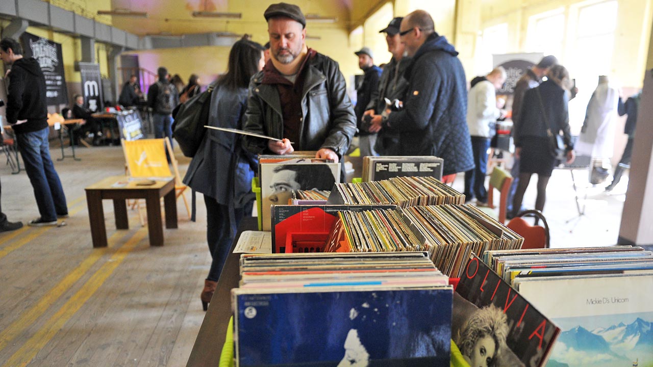 Ekologiczne jedzenie i kosmetyki, rękodzieło, zlot food trucków oraz winyle: w niedzielę zaprasza Szczeciński Bazar Rozmaitości. Impreza trwa w Off Marinie na Pomorzanach.