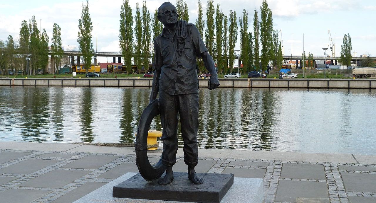 Przepłynął na jachtach niemal 170 tys. mil morskich. Dziewięciokrotnie przemierzył Atlantyk, czterokrotnie Pacyfik, trzykrotnie Ocean Indyjski. W tym roku przypada 100-lecie urodzin kapitana Ludomira Mączki. Żeglarz urodził się we Lwowie, ale dużą część życia spędził w Szczecinie. - Teraz przyszedł czas na uhonorowanie jego dokonań - informuje wicekomandor Jacht Club Polski Szczecin Paweł Ryżewski.