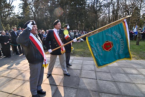 Oburzeni samorządowcy z naszego regionu piszą list do prezydenta Bronisława Komorowskiego, bo w trakcie obchodów 70. rocznicy forsowania Odry w czasie II wojny światowej zabrakło przedstawicieli władz państwowych i samorządowych województwa zachodniopomorskiego, a przez to uroczystości miały mniejszą rangę.
