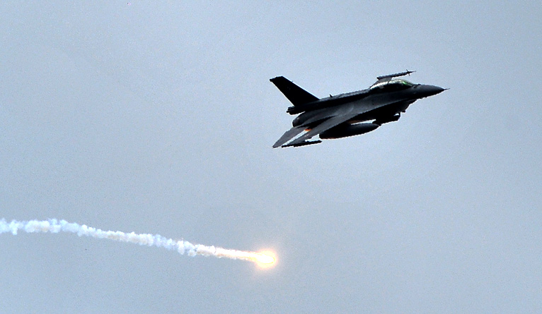 Pierwsze myśliwce F-16 dotarły na Ukrainę. Samoloty zostały przekazane przez NATO z blisko rocznym opóźnieniem.