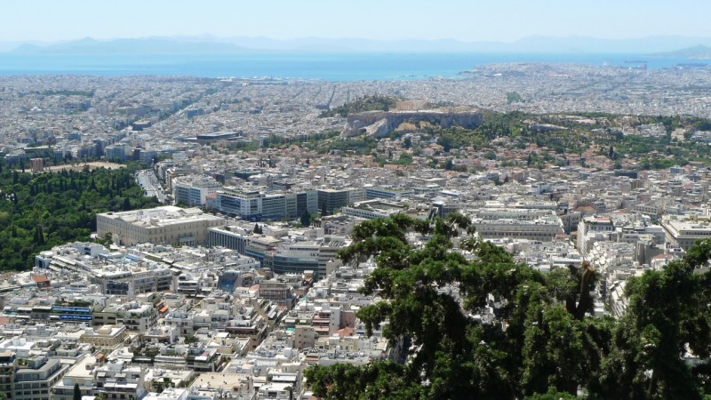 Grecy wydają miesięcznie w supermarketach średnio o 40 euro mniej niż w roku ubiegłym - tak wynika z badania przeprowadzonego przez Uniwersytet Ekonomiczny w Atenach. Grecy zmniejszyli swoje wydatki w ciągu roku o około 13 procent, tymczasem nowe reformy, na które naciskają wierzyciele, mają spowodować kolejne cięcia emerytur i obniżki pensji.