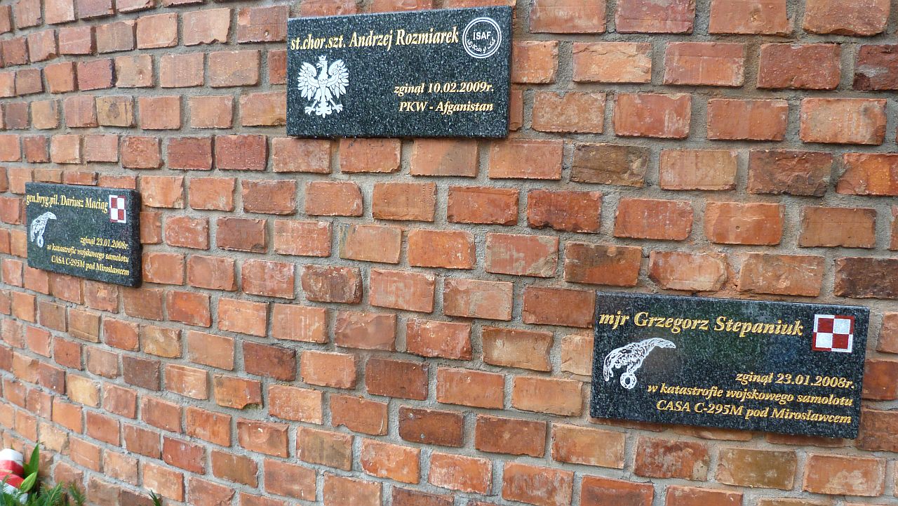 Salwa, kompania honorowa i złożenie kwiatów Pod Pomnikiem Poległych w Służbie Rzeczpospolitej Polskiej w Węgorzynie. Żołnierze 12 Brygady Zmechanizowanej oddali hołd trzem kolegom związanym z tym miastem.