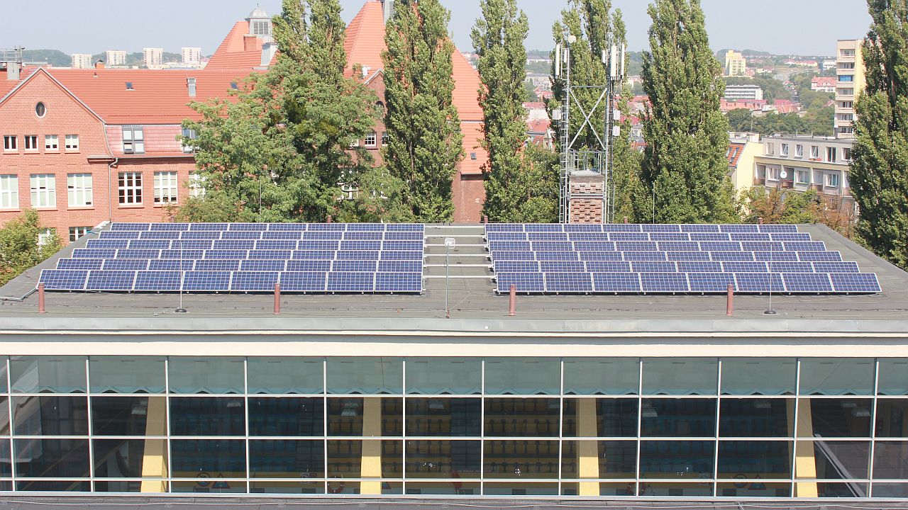 23 szczecińskie szkoły, przedszkola i ośrodki pomocy rodzinie będą zasilane energią ze słońca. Miasto dostało dotację na montaż na ich dachach paneli fotowoltaicznych.