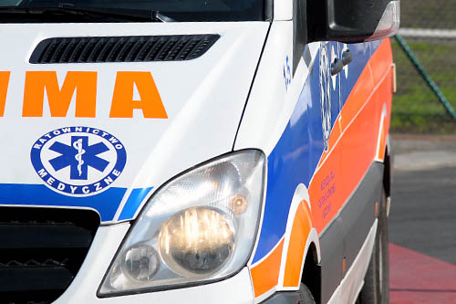 Rozpędzony kierowca BMW wjechał w wysepkę i wpadł do rowu na ul. Dziwnowskiej w Kamieniu Pomorskim.