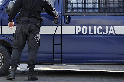 Blisko 30 tysięcy euro ukradli złodzieje ze stacji paliw w Osinowie Dolnym. Do napadu doszło nad ranem. Bandytów było dwóch. Mieli zasłonięte twarze. Najprawdopodobniej grozili obsłudze bronią.